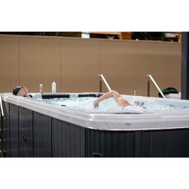 Passion Spas Aquatic 2 Swim Spa beim Schwimmtraining – seitliche Ansicht mit aktiver Nutzung