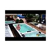 Passion Spas Aquatic 3 Deep Swim Spa für 8 Personen in Gartensetting mit türkisblauem Wasser und modernem Design