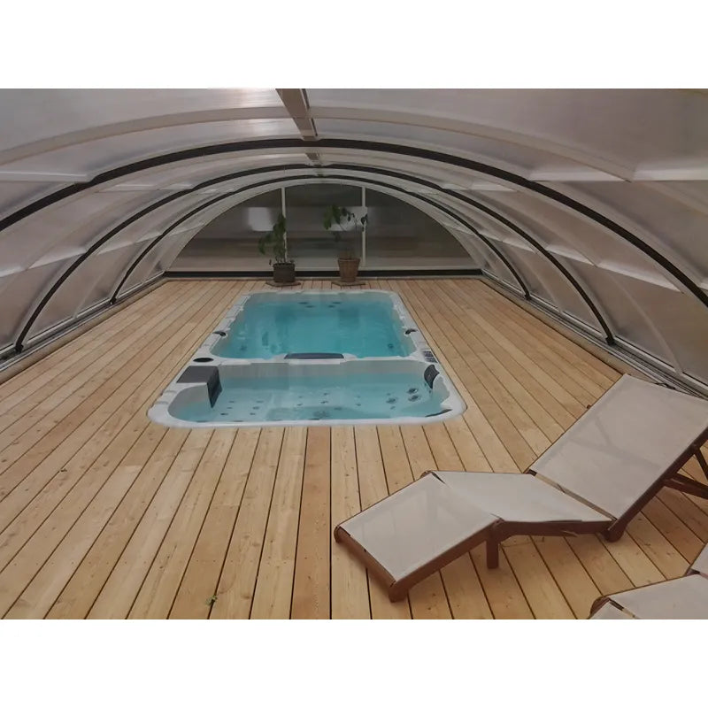 Passion Spas Aquatic 3 Deep Swim Spa für 8 Personen in überdachtem Außenbereich mit Holzterrasse