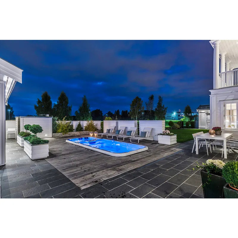 Passion Spas Aquatic 3 Deep Swim Spa für 8 Personen in modernem Garten mit Terrasse bei Nacht