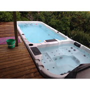 Passion Spas Aquatic 3 Deep Swim Spa für 8 Personen auf Holzterrasse im Garten mit Whirlpool-Funktionen