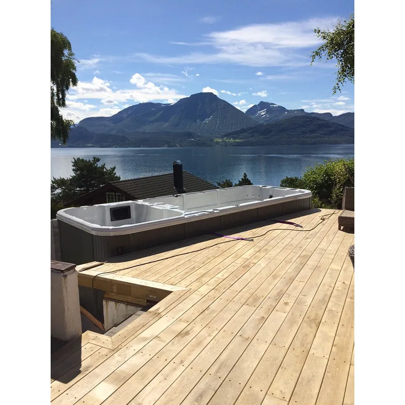 Passion Spas Aquatic 3 Deep Swim Spa für 8 Personen auf Holzterrasse mit Bergblick