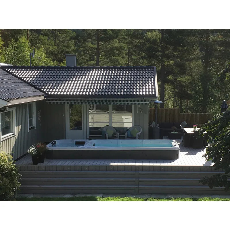 Passion Spas Aquatic 3 Deep Swim Spa für 8 Personen in modernem Gartensetting mit Terrasse