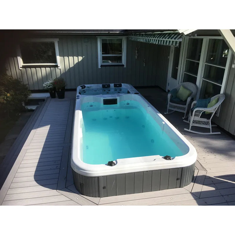 Passion Spas Aquatic 3 Deep Swim Spa für 8 Personen mit türkisem Wasser im Garten