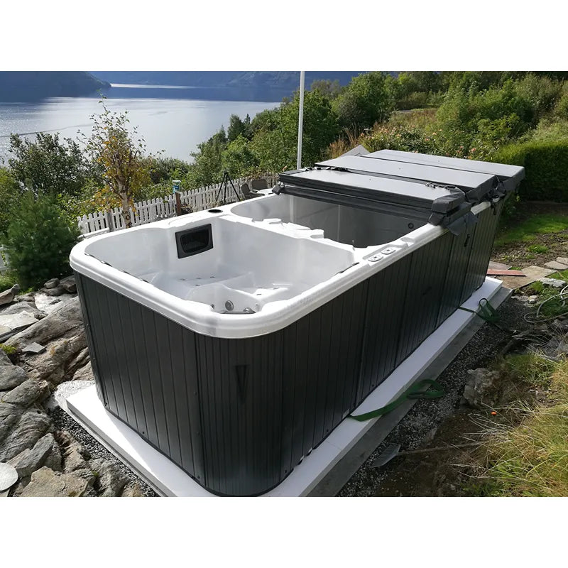 Passion Spas Aquatic 3 Deep Swim Spa für 8 Personen mit weißem Innenbecken und schwarzem Außenkorpus in Seenlandschaft