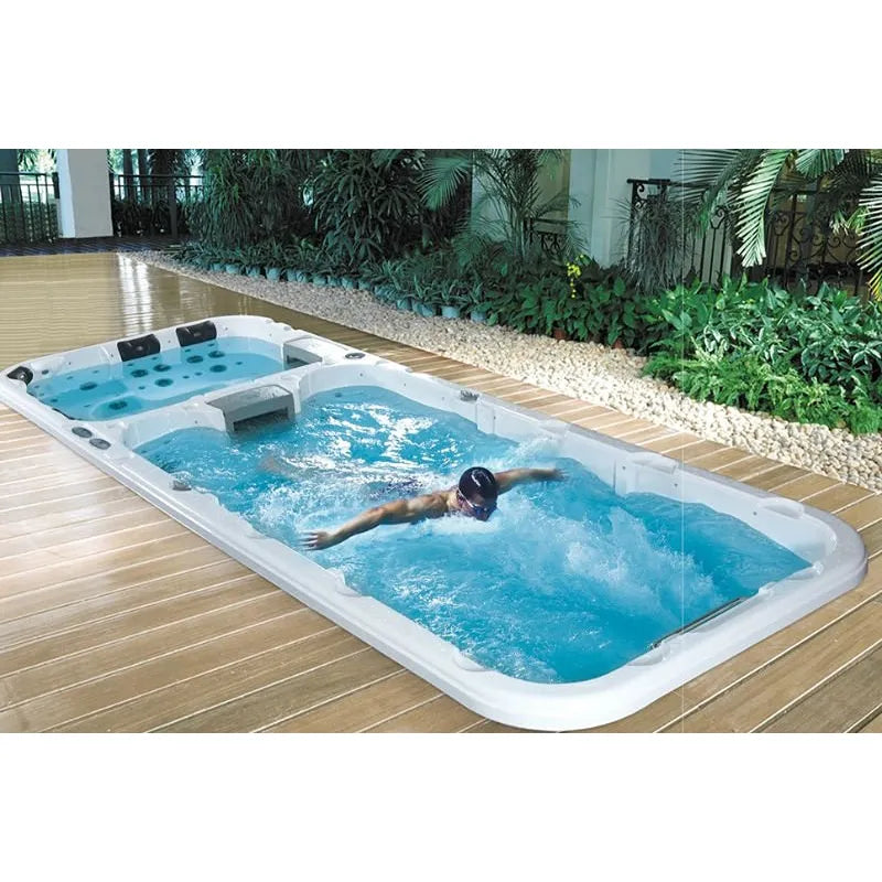 Passion Spas Aquatic 3 Deep Swim Spa für 8 Personen mit Schwimmer im Wasser, Whirlpool-Bereich links, auf Holzterrasse