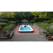 Passion Spas Aquatic 3 Deep Swim Spa für 8 Personen in modernem Garten mit Holzterrasse und grüner Umgebung
