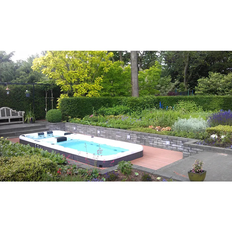 Passion Spas Aquatic 3 Deep Swim Spa für 8 Personen im Garten mit Holzterrasse und Gartenumgebung