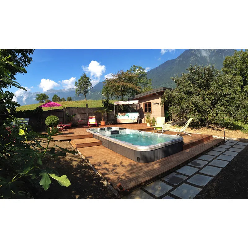 Passion Spas Aquatic 3 Deep Swim Spa für 8 Personen in Garten mit Holzdeck, Bergblick und Loungebereich