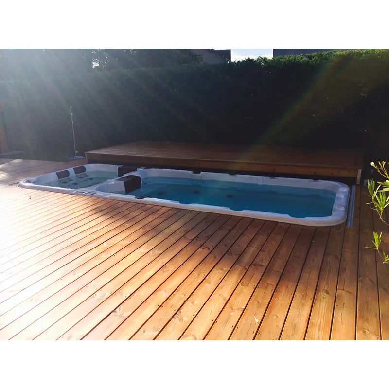 Passion Spas Aquatic 3 Deep Swim Spa für 8 Personen mit Holzabdeckung auf Holzterrasse im Garten