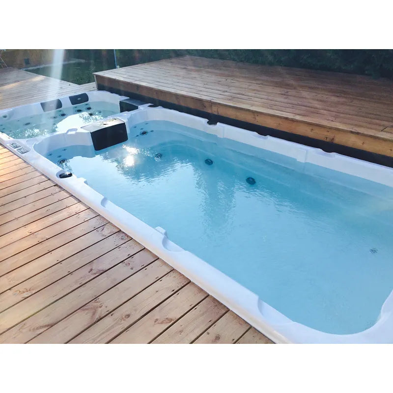 Passion Spas Aquatic 3 Deep Swim Spa für 8 Personen auf Holzterrasse mit türkisblauem Wasser und Massagedüsen