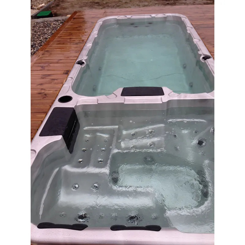 Passion Spas Aquatic 3 Deep Swim Spa für 8 Personen mit sprudelndem Wasser auf Holzterrasse im Garten