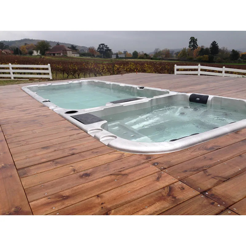 Passion Spas Aquatic 3 Deep Swim Spa für 8 Personen auf Holzterrasse mit Landschaftsblick