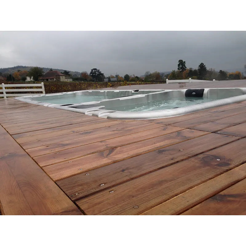 Passion Spas Aquatic 3 Deep Swim Spa für 8 Personen auf Holzterrasse mit Gartenblick