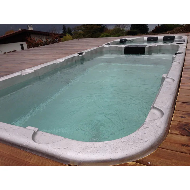 Passion Spas Aquatic 3 Deep Swim Spa für 8 Personen auf Holzterrasse mit türkisblauem Wasser und weißer Umrandung