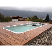 Passion Spas Aquatic 3 Deep Swim Spa für 8 Personen in Garten mit Holzterrasse