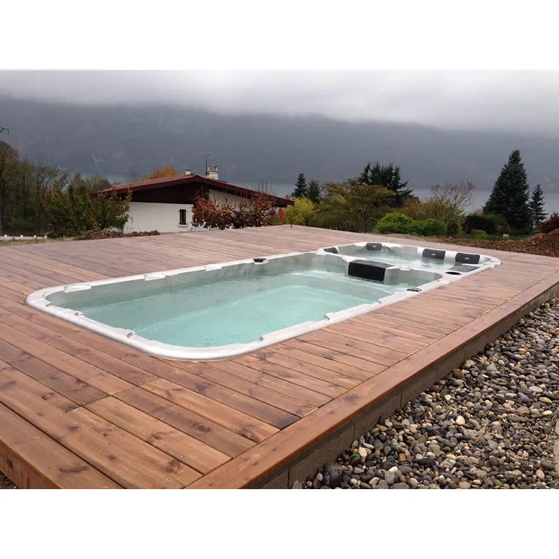 Passion Spas Aquatic 3 Deep Swim Spa für 8 Personen in Garten mit Holzterrasse