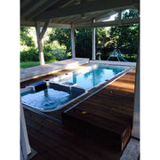 Passion Spas Aquatic 3 Deep Swim Spa für 8 Personen in überdachtem Gartenbereich mit Whirlpool und Schwimmbecken