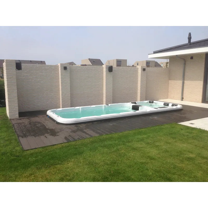Passion Spas Aquatic 3 Deep Swim Spa für 8 Personen im Garten mit türkisem Wasser und Privatumzäunung