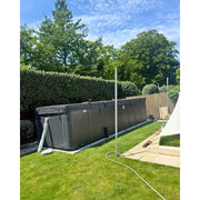 Passion Spas Aquatic 3 Deep Swim Spa für 8 Personen im Garten installiert, moderne Swim Spa mit Holzverkleidung