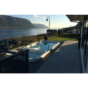 Passion Spas Aquatic 3 Deep Swim Spa für 8 Personen in moderner Gartenterrasse mit Bergblick