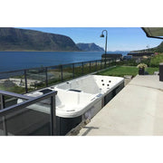 Passion Spas Aquatic 3 Deep Swim Spa für 8 Personen in modernem Garten mit Bergblick