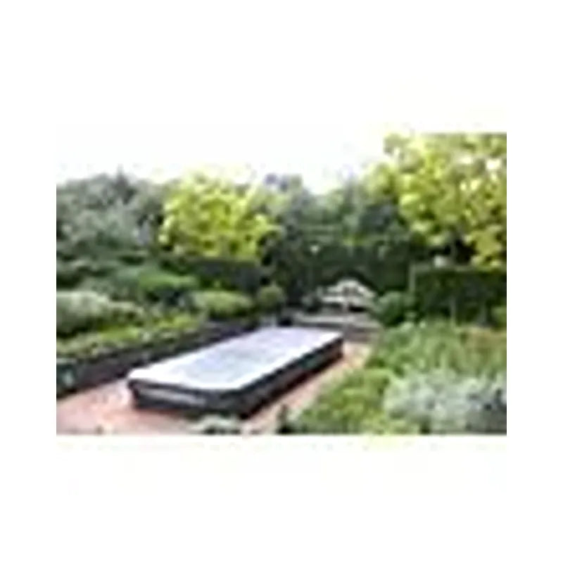 Passion Spas Aquatic 3 Swim Spa für 8 Personen im Garten mit Umrandung und Grünflächenlandschaft