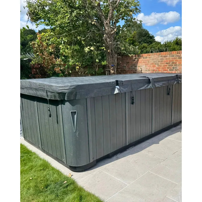 Passion Spas Aquatic 3 Swim Spa für 8 Personen im Garten mit grauem Außenpanel, Abdeckung und Gartenumgebung
