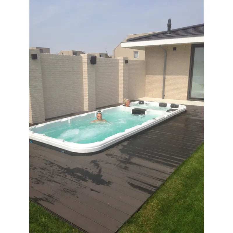 Passion Spas Aquatic 3 Swim Spa für 8 Personen auf Terrasse mit Person im türkisblauen Wasser