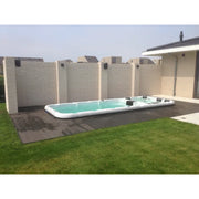 Passion Spas Aquatic 3 Swim Spa für 8 Personen im Garten mit Ziegelmauer und Holzterrasse