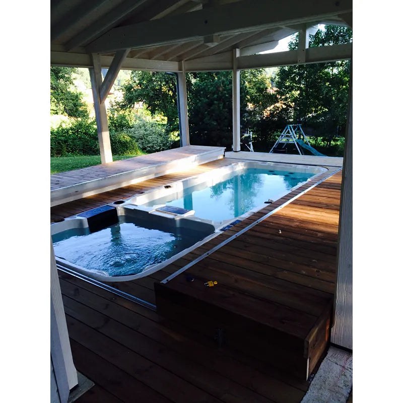 Passion Spas Aquatic 3 Swim Spa für 8 Personen in überdachtem Garten mit Whirlpool und Schwimmbecken