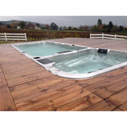 Passion Spas Aquatic 3 Swim Spa für 8 Personen auf Holzterrasse mit Gartenlandschaft