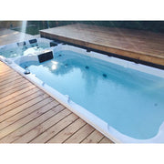 Passion Spas Aquatic 3 Swim Spa für 8 Personen in Weiß auf Holzterrasse mit Wasserfontänen und Massagejets