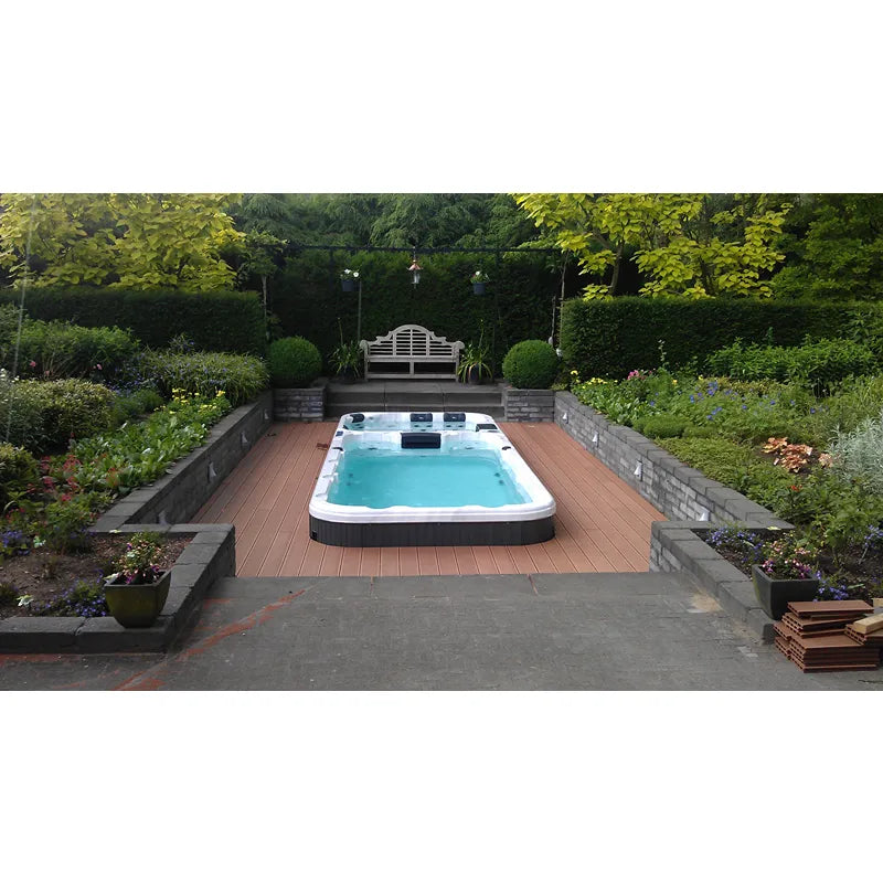 Passion Spas Aquatic 3 Swim Spa für 8 Personen in modernem Garten mit Holzdeck und Hecken