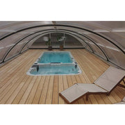 Eleganter Einbau des Passion Spas Aquatic 3 Swim Spas unter transparenter Kuppel mit Holzdeck