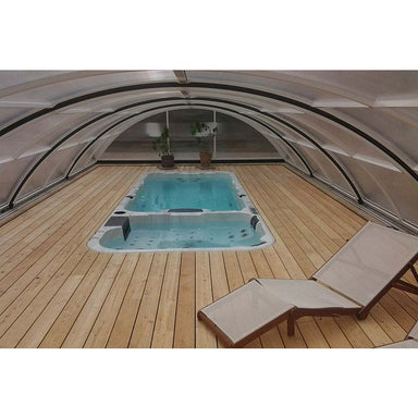 Eleganter Einbau des Passion Spas Aquatic 3 Swim Spas unter transparenter Kuppel mit Holzdeck