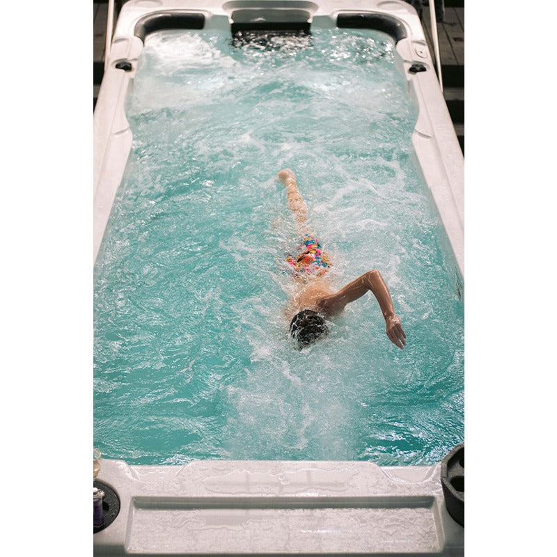 Passion Spas Aquatic 3 Swim Spa in Aktion – Schwimmtraining gegen die Strömung aus der Frontalperspektive