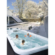 Passion Spas Aquatic 3 Swim Spa im verschneiten Garten – Badeerlebnis für die ganze Familie bei Winterkulisse