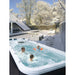 Passion Spas Aquatic 3 Swim Spa im verschneiten Garten – Badeerlebnis für die ganze Familie bei Winterkulisse