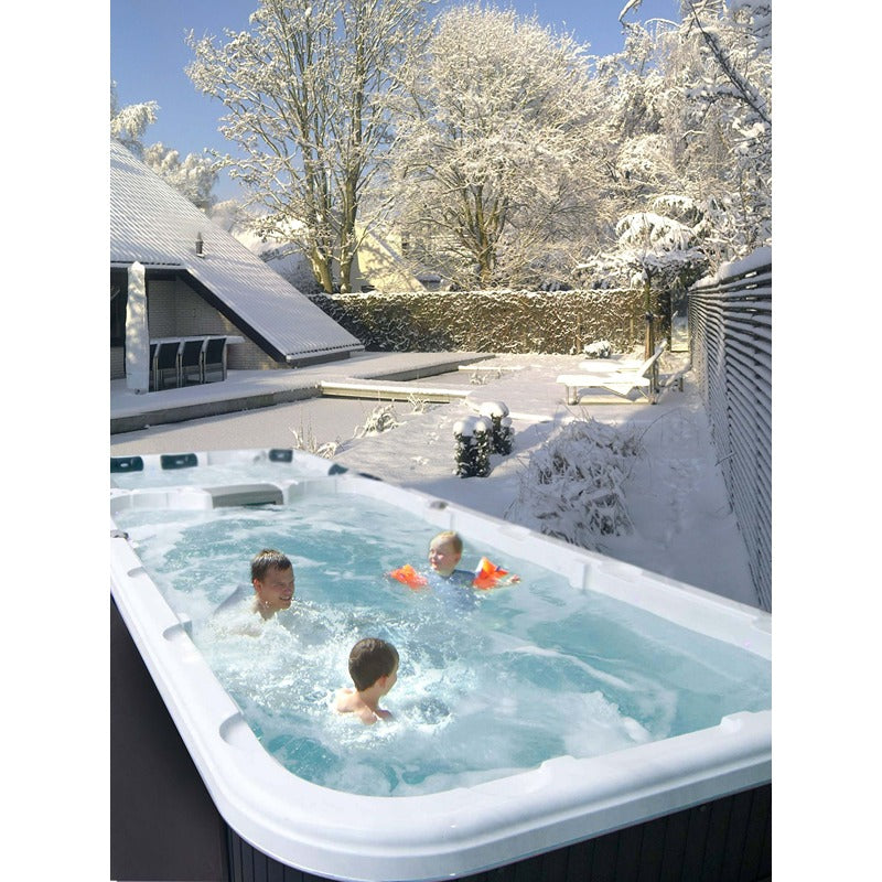 Passion Spas Aquatic 3 Swim Spa im verschneiten Garten – Badeerlebnis für die ganze Familie bei Winterkulisse