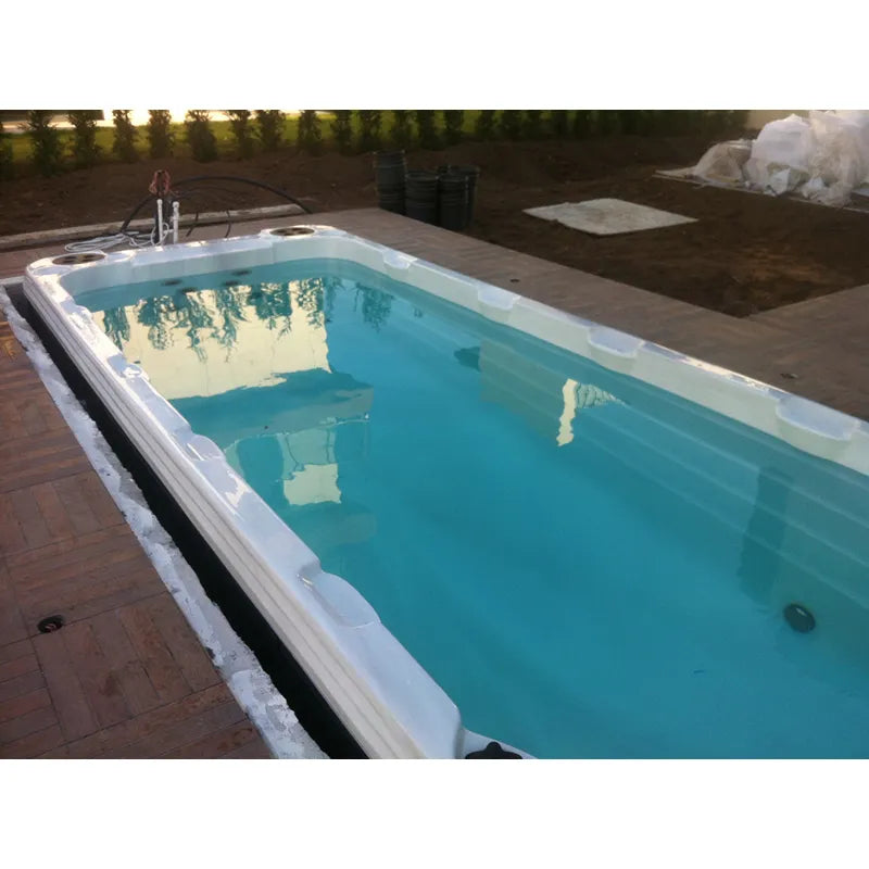 Passion Spas Aquatic 6 Swim Spa für 4 Personen mit türkisblauem Wasser im Garten