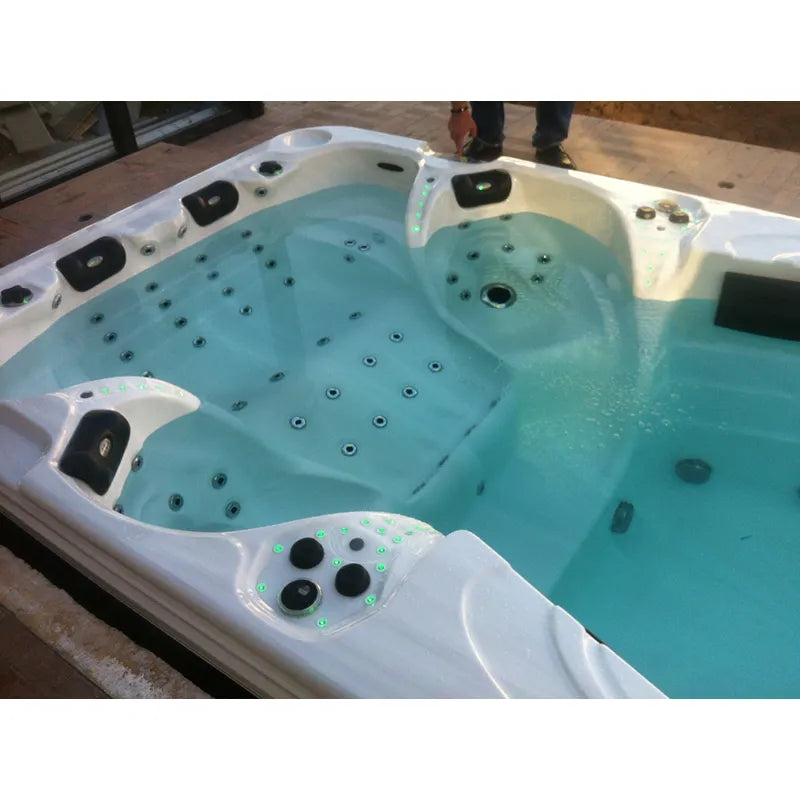 Passion Spas Aquatic 6 Swim Spa für 4 Personen mit türkisblauem Wasser, weißem Gehäuse und Massagedüsen von oben