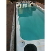 Passion Spas Aquatic 6 Swim Spa für 4 Personen mit türkisblauem Wasser und weißem Beckenrand