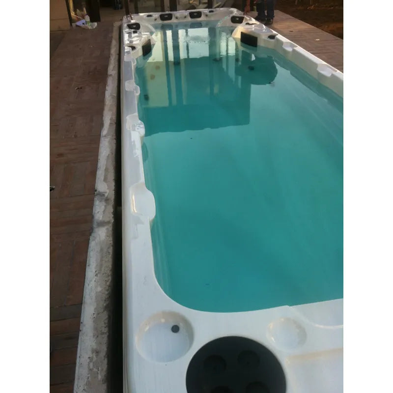 Passion Spas Aquatic 6 Swim Spa für 4 Personen mit türkisblauem Wasser und weißem Beckenrand