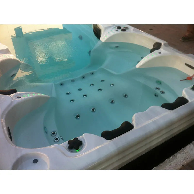 Passion Spas Aquatic 6 Swim Spa mit türkisblauem Wasser, weißem Rahmen und Massagedüsen für 4 Personen