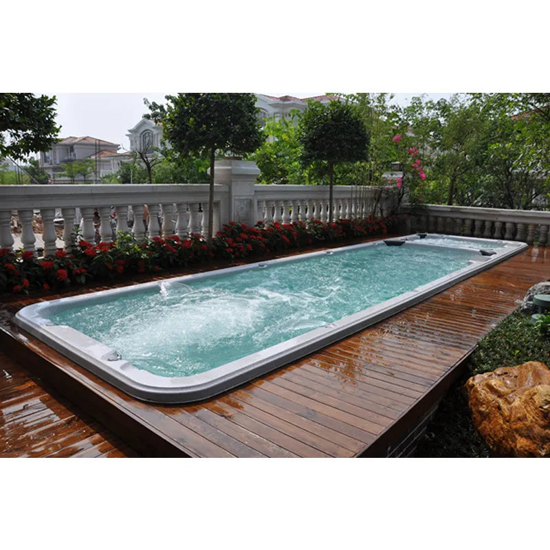 Passion Spas Aquatic 6 Swim Spa für 4 Personen auf Holzterrasse mit Wassermassage und Gegenstromanlage