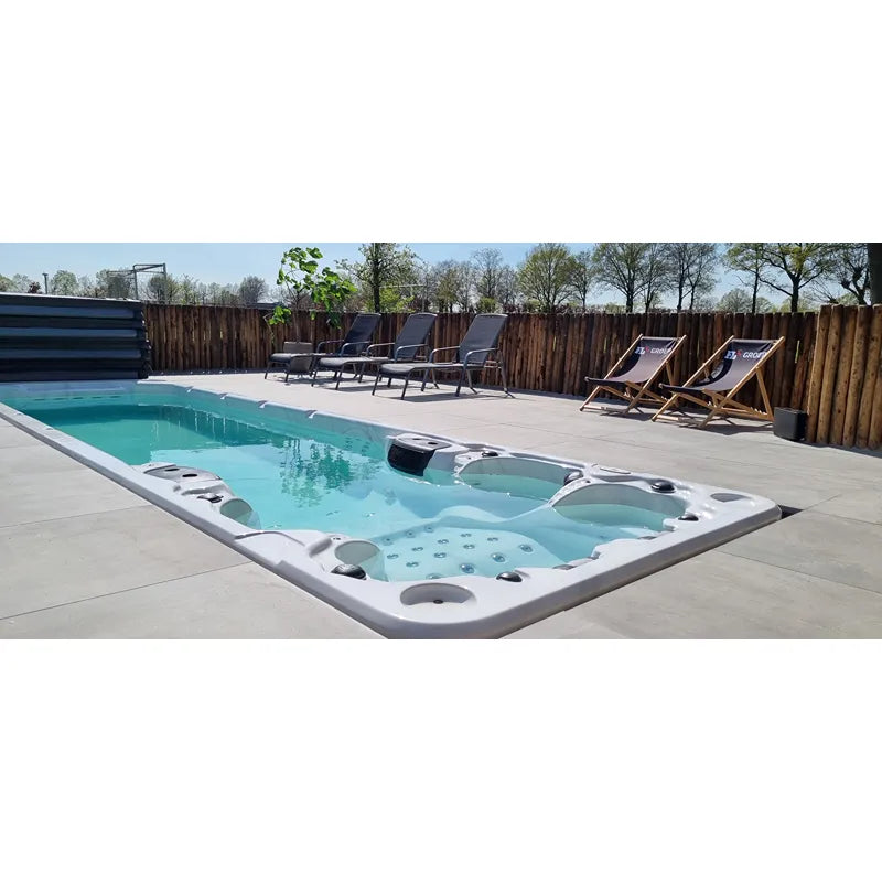 Passion Spas Aquatic 6 Swim Spa für 4 Personen im Garten mit türkisblauem Wasser und Whirlpool-Funktionen