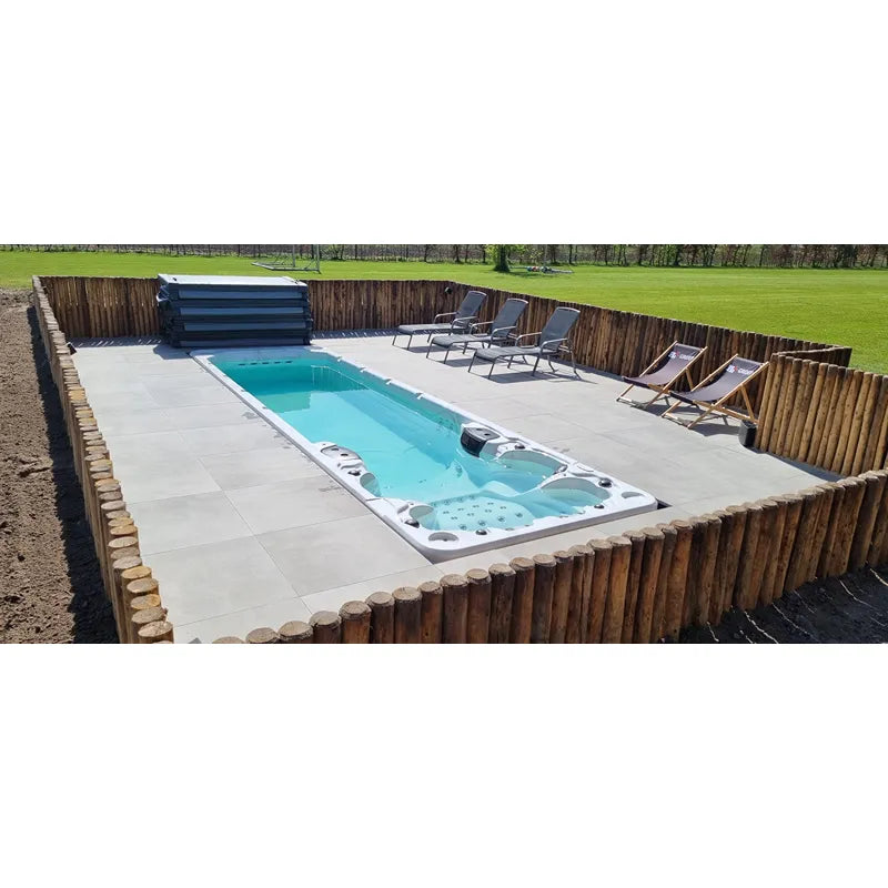 Passion Spas Aquatic 6 Swim Spa für 4 Personen im Garten mit Holzumrandung und Liegestühlen