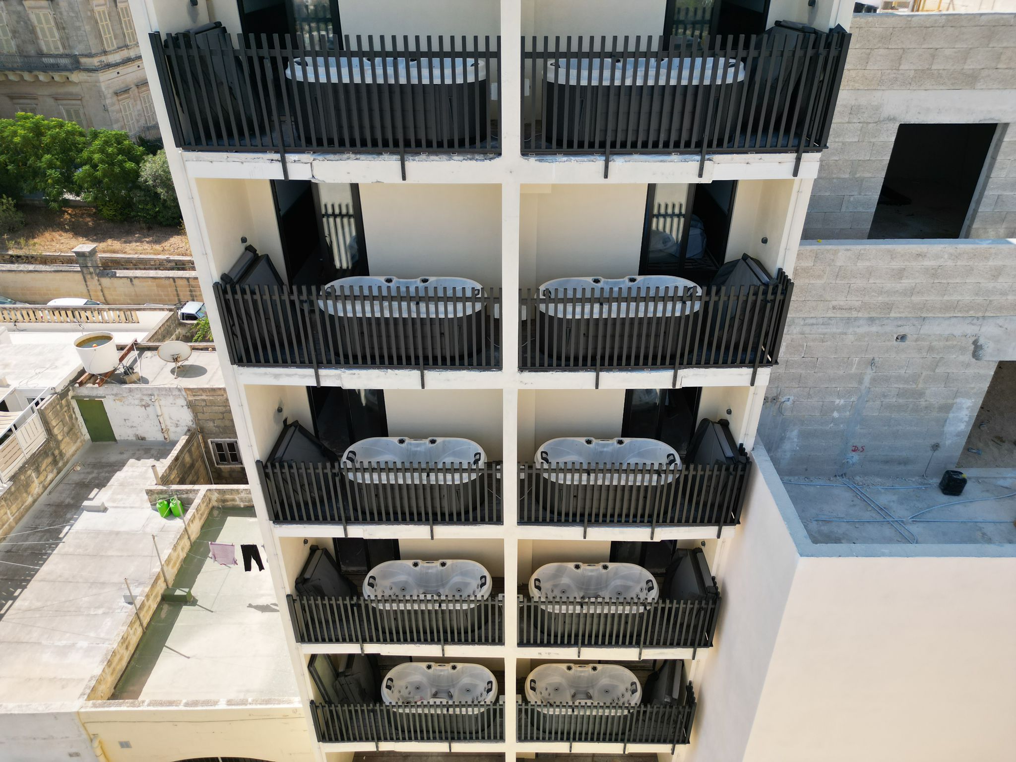 Passion Spas Bliss Whirlpools auf Hotelbalkonen als luxuriöse Wellness-Ausstattung