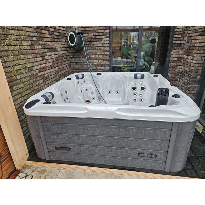 Passion Spas Delight Whirlpool in Sterling White mit dunkelgrauer Verkleidung im Außenbereich installiert